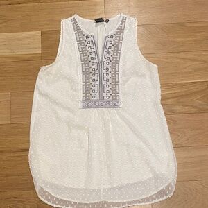 Chic White Embroidered Blouse